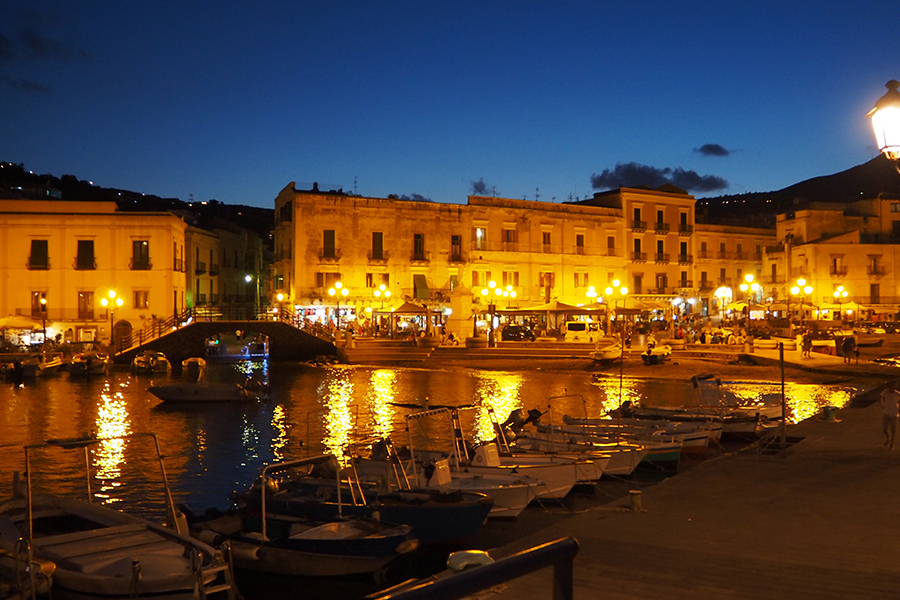 Lipari in the evening: what to do between walks, clubs and breathtaking sunsets